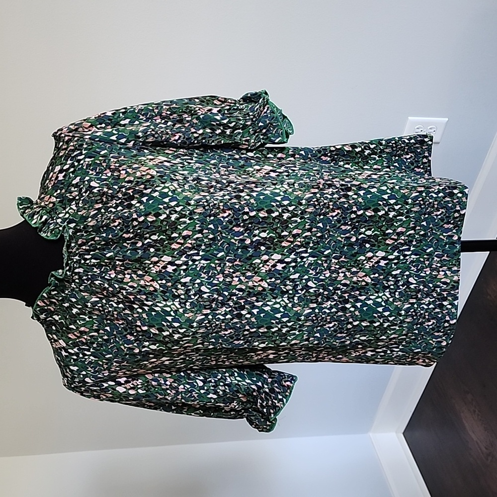 Green abstract print top NWT